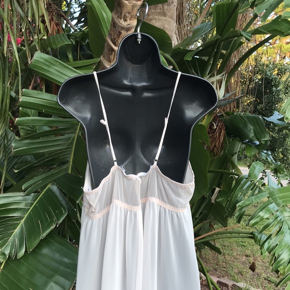 Sheer nightgown with ruffled bust - Picture 5 of 7